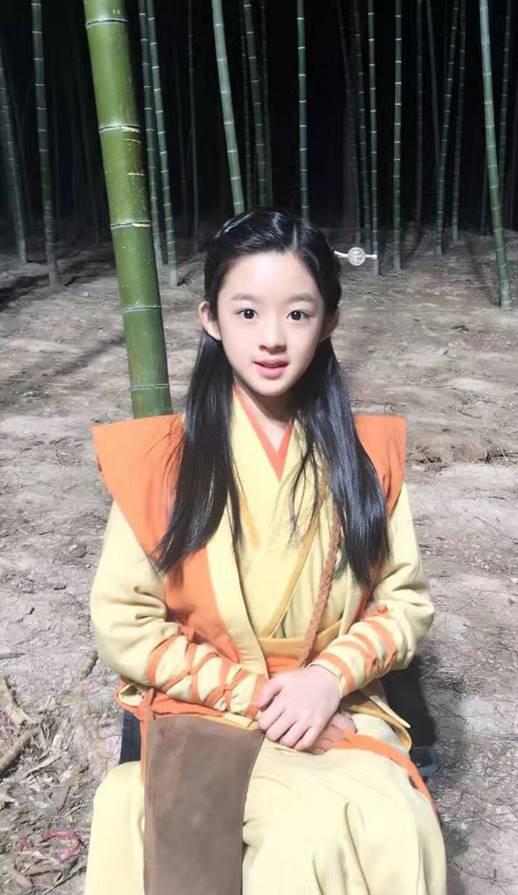 她是杨幂力捧的小演员,12岁就有14部作品,包揽各大女主小时候