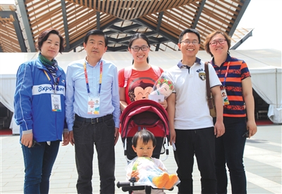 来自河北张家口的闫树琛先生（右二）幸运地成为北京世园会开园后的第100万名游客。 北京世园局供图