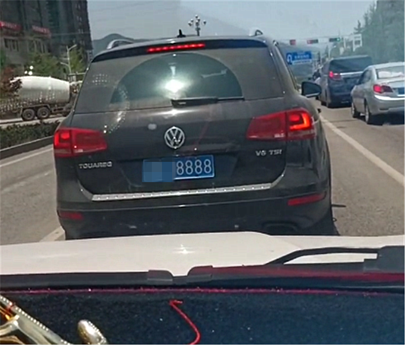大众途锐现身贵州车尾配v6车价仅74万单单车牌就值50万
