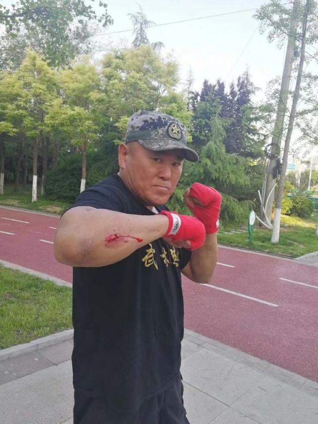 "里合腿"田野为5000元出场费再战,被跆拳道教练张龙轻松tko