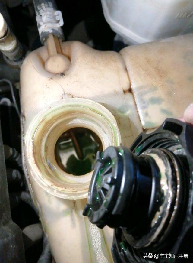 6l sl天地版at车型,该车主反映打开发动机储液罐的盖子,如下图所示,会