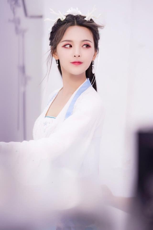 杨超越小龙女造型曝光,执伞回眸灵气十足