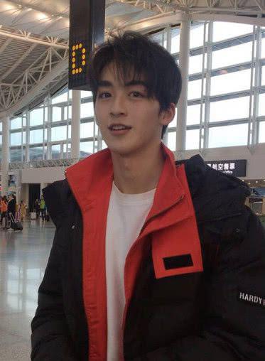 何洛洛现实生活素颜照被传疯,颜值太高,网友直呼:驾驭不住!