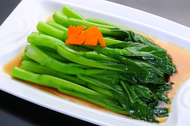 刚向酒店大师傅请教的炒青菜时多做这一步翠绿脆爽营养高