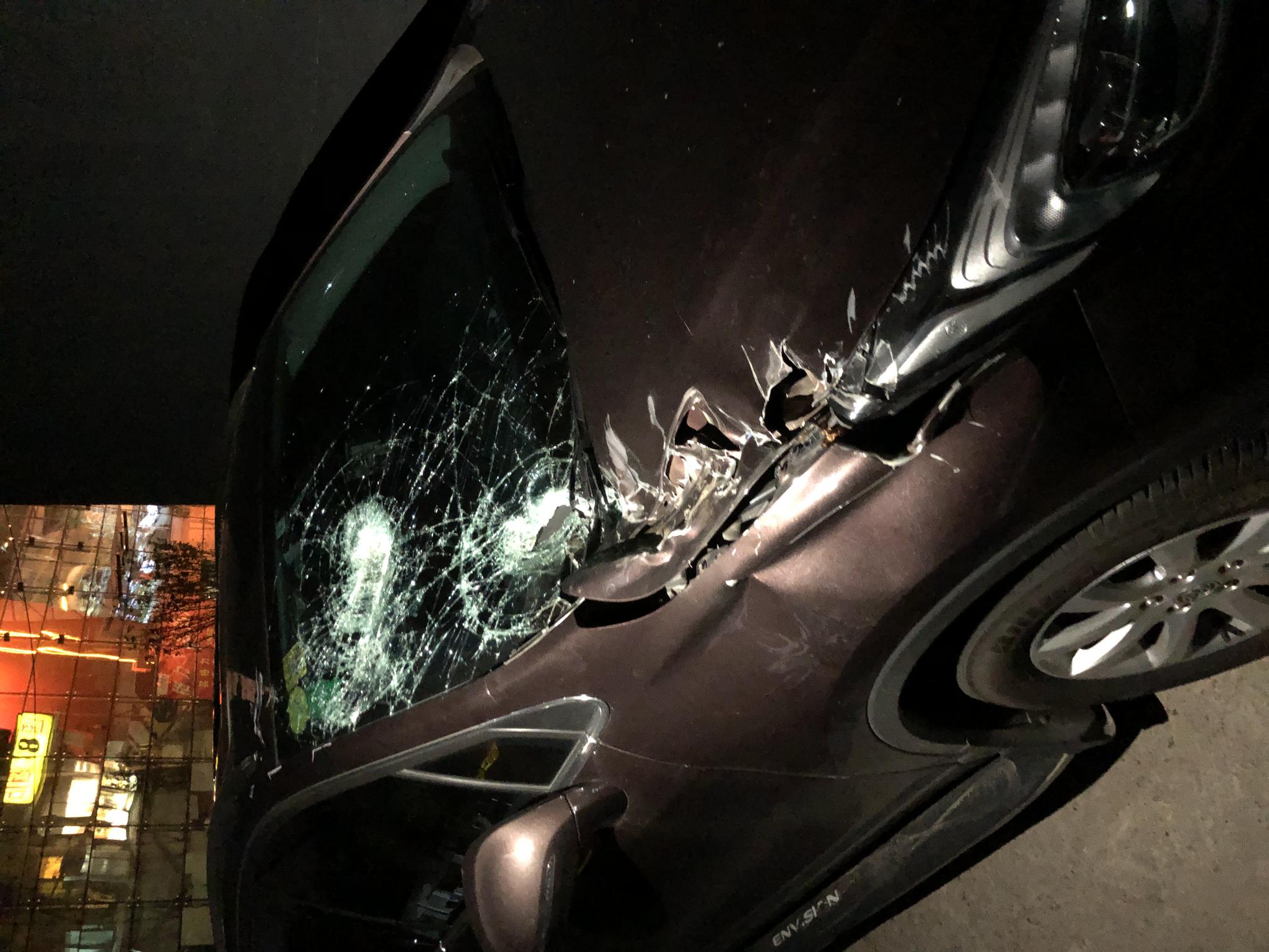 大风刮掉立水桥屋顶彩钢板 13辆车被砸