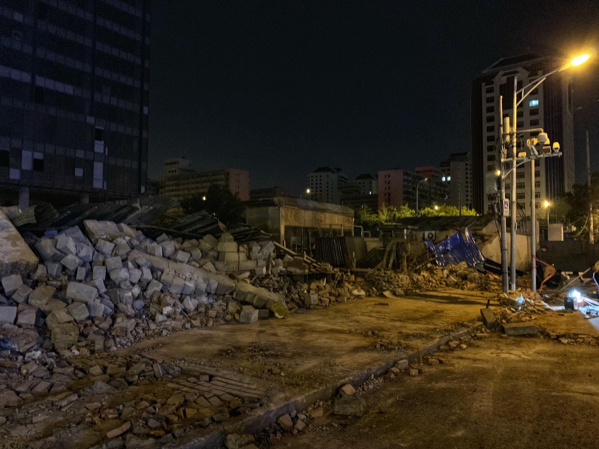 东直门事件:65岁泥瓦工被东直门倒墙砸中去世 生前准备去前门 事发后,现场碎