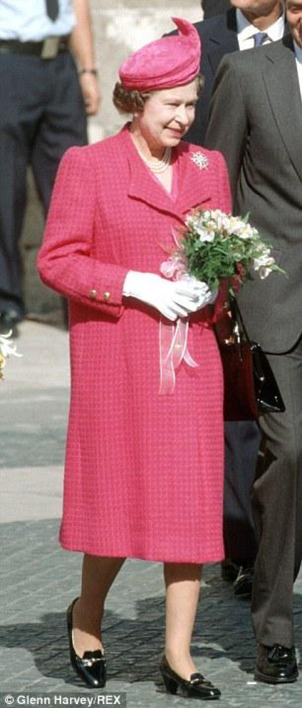 英国女王怎么穿鞋?50年来只穿同款黑皮鞋,穿前专门让人磨旧磨软