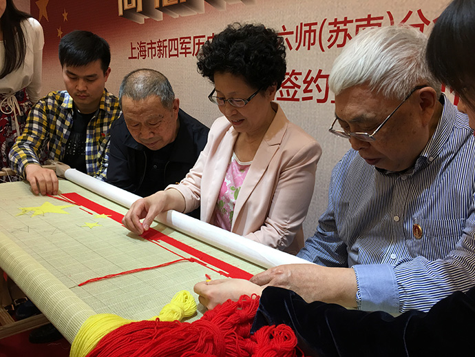 粟裕之子:陈毅之子粟裕之子共绣国旗 纪念共和国成立70周年 2019年5月20日,陈毅元帅之子陈昊苏、粟裕大将之子粟戎生与国家级非遗“上海绒绣”国家级传承人李蔷,在上海用“上海绒绣”的方式,共绣五星红旗。 澎湃新闻记者 臧鸣 图
