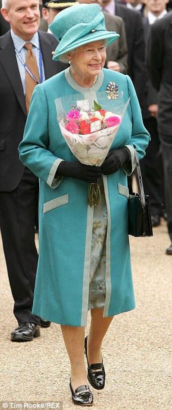 英国女王怎么穿鞋?50年来只穿同款黑皮鞋,穿前专门让人磨旧磨软