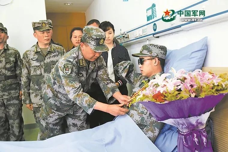 2018年11月24日，南部战区陆军云南扫雷大队在病房内为杜富国举行颁授一等功奖章和证书仪式。周贤军摄