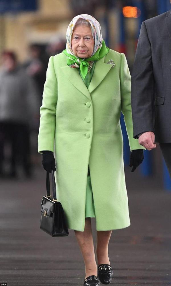 英国女王怎么穿鞋?50年来只穿同款黑皮鞋,穿前专门让人磨旧磨软