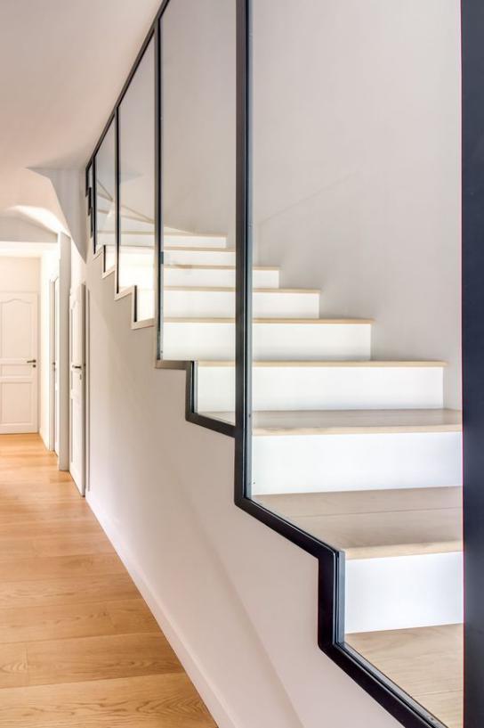 老师傅把玻璃门装到楼梯业主一看很不高兴入住后发现好处太多