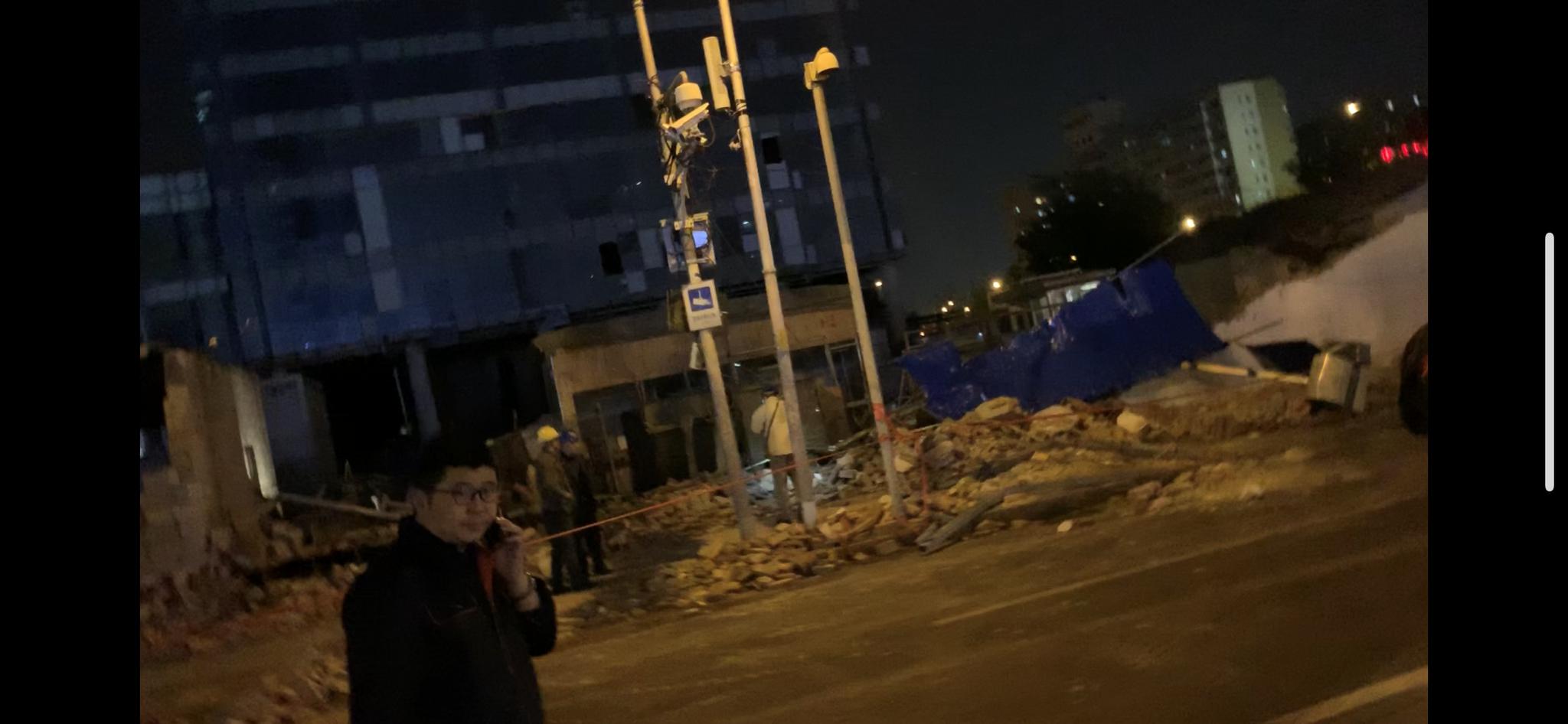 东直门事件:65岁泥瓦工被东直门倒墙砸中去世 生前准备去前门 5月19日晚,工作人员在清理现场。 新京报记者 王瑞文 摄