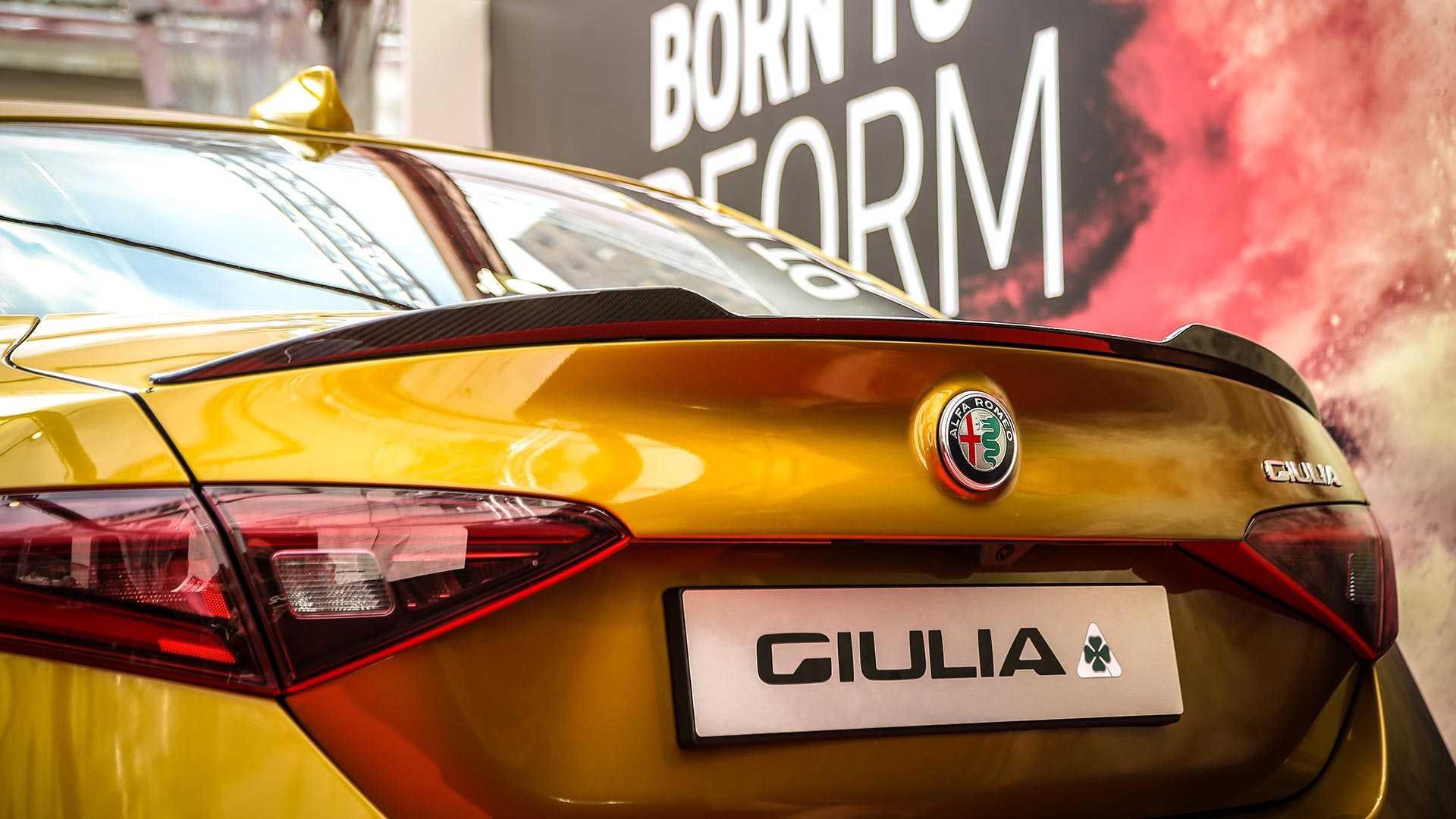 金色版阿尔法罗密欧-giulia 四叶草版,限量一台,来了解下