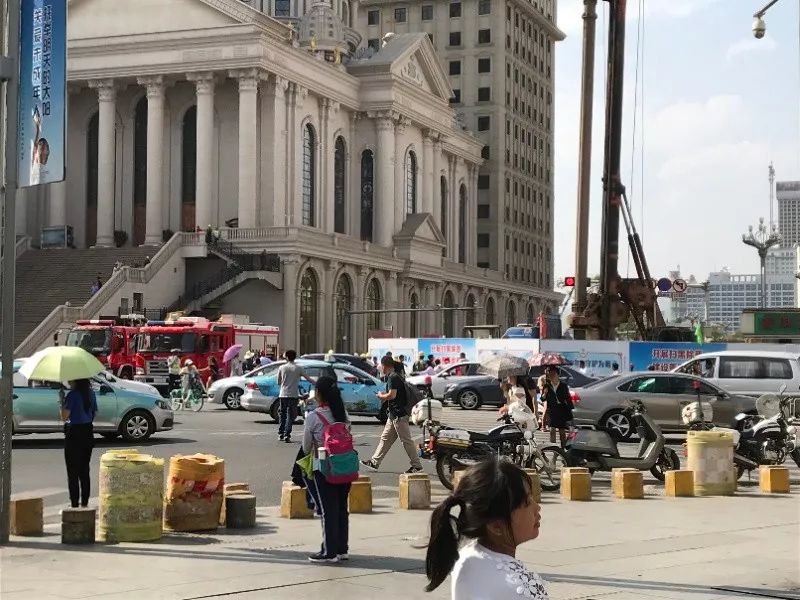 塘子巷西口地铁围挡施工区发生燃气泄漏,现场窜出明火