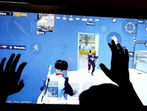 刺激战场：全球首位10指玩家诞生，压枪稳的堪比外挂没人能学会