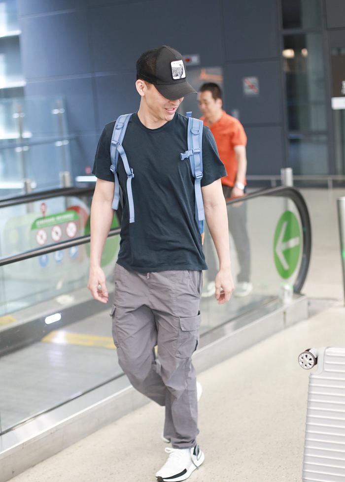 网上公布的黄立行的身高只有178cm,在男士中也不算是很高的,可是他的