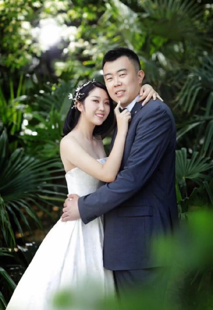 另外一身服装,两人穿上中式嫁衣婚礼服,大韩带着红盖头,朱悦荧慢慢