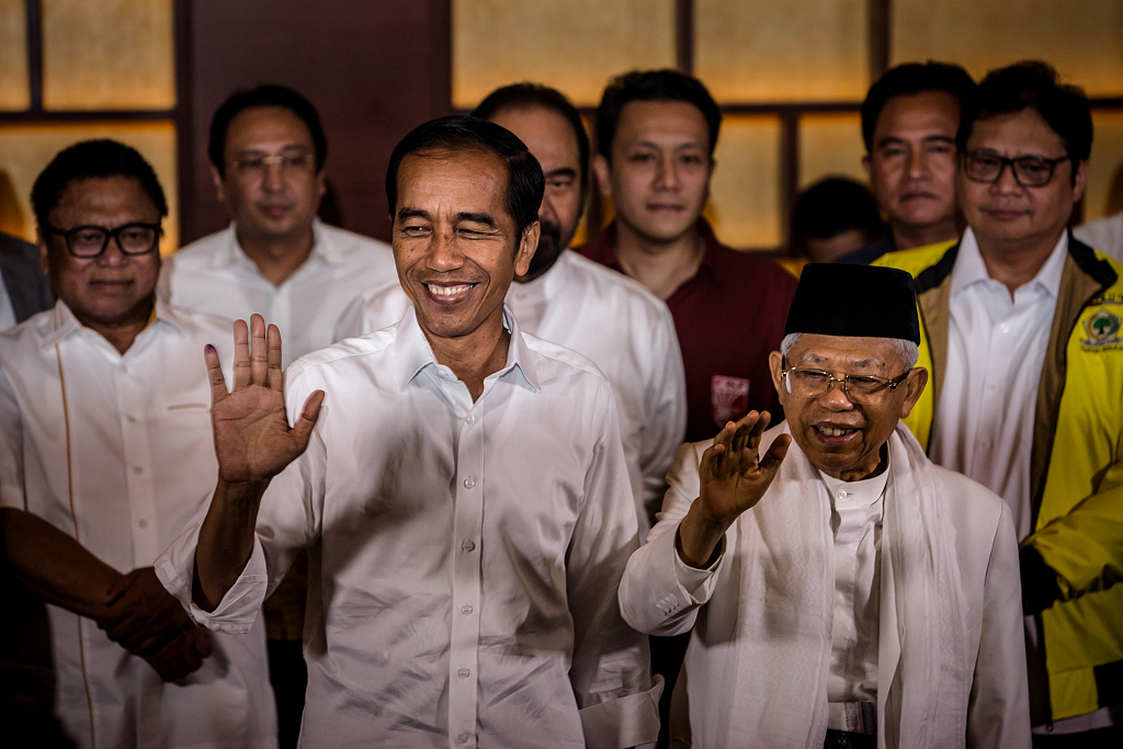 　当地时间4月17日，印尼现总统佐科与他的竞选搭档在大选结束后召开新闻发布会。来源：视觉中国
