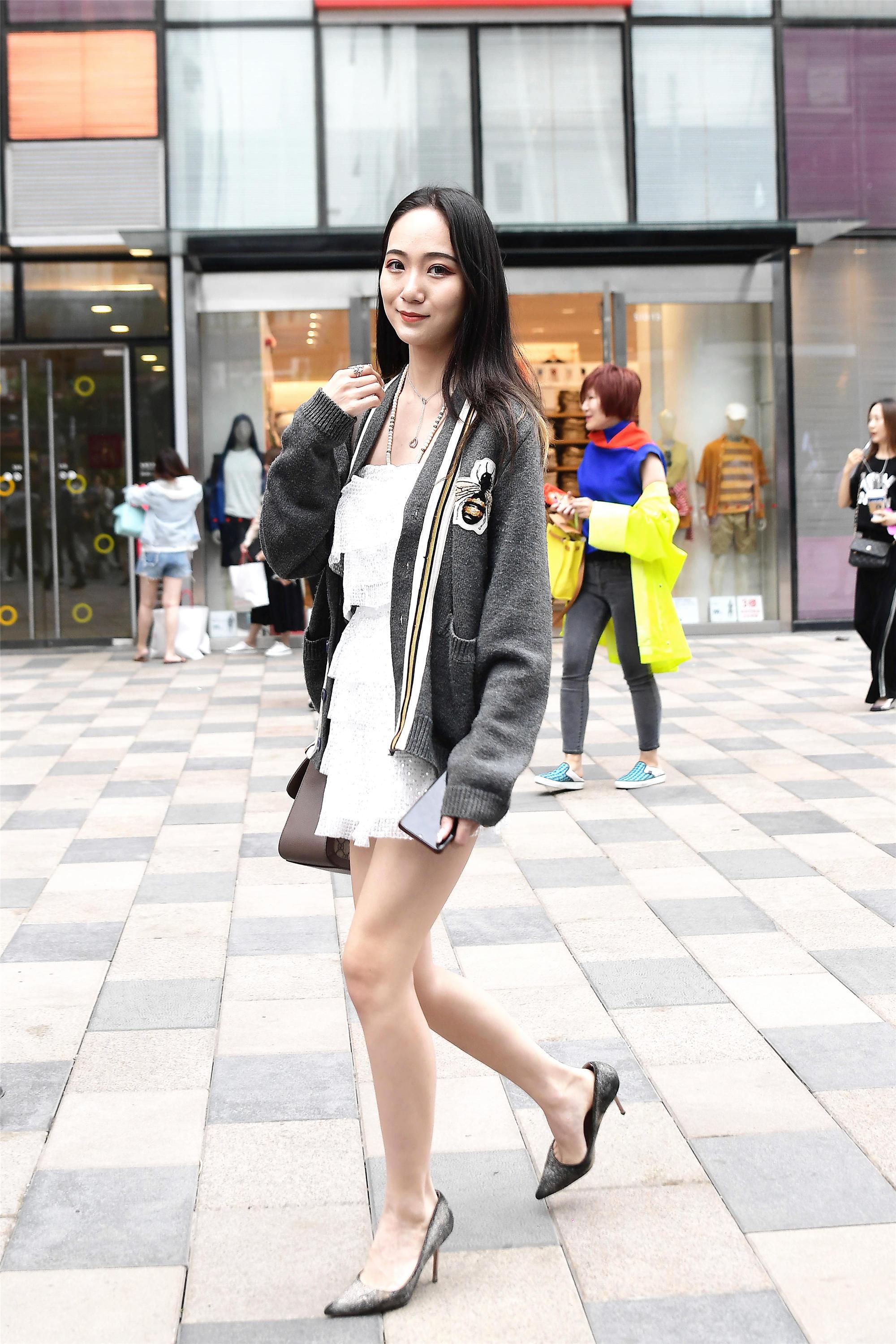 又细又高的尖头鞋,小姐姐走路还这么稳,是怎么做到的