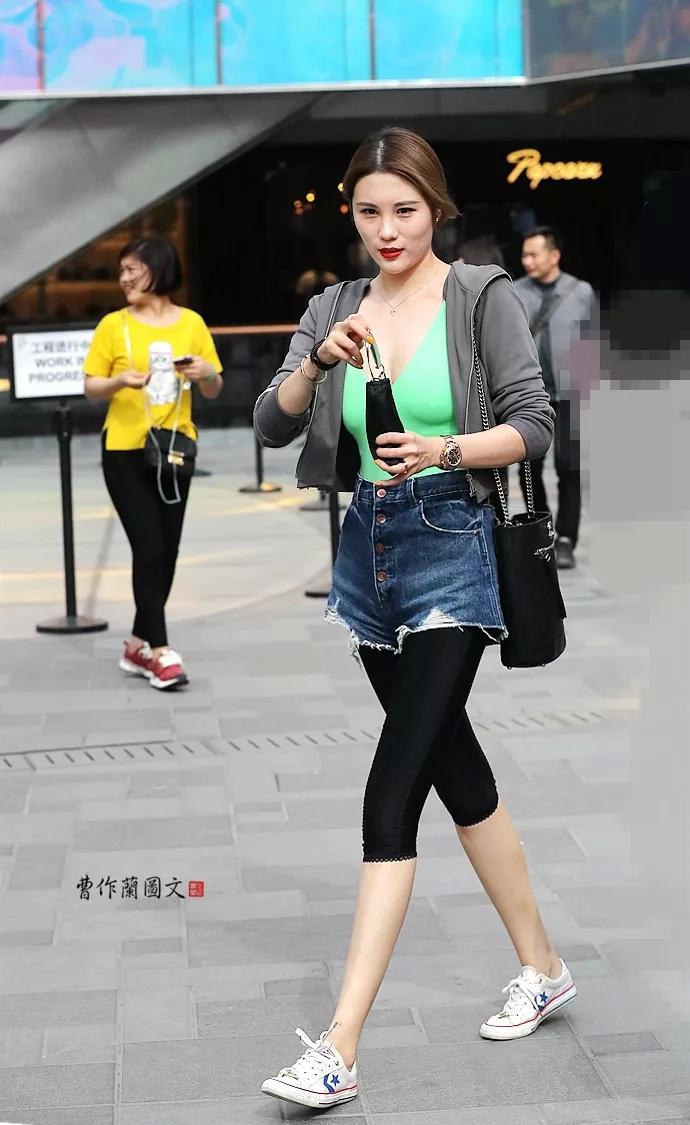 街拍:穿黑色五分打底裤加蓝色乞丐牛仔短裤的美女