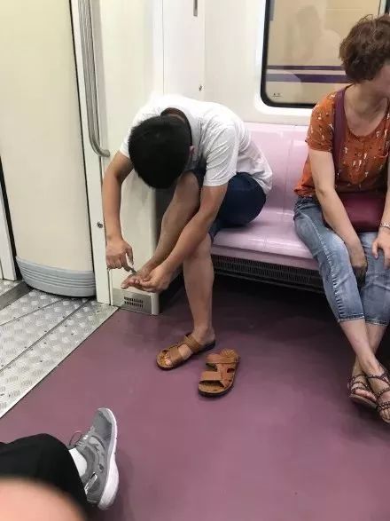类似的现象层出不穷:在地铁里拿出指甲刀就地剪脚指甲的.