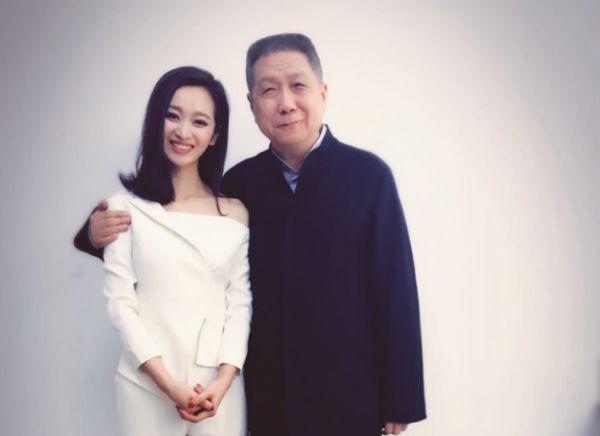 王治郅新婚遭网友热议:小13岁娇妻去年与两位年轻帅哥海外同游!