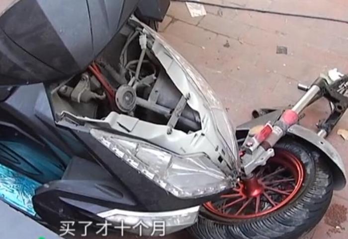 行驶中电动车断轴,男子飞出五六米,商家:电动车不允许带人的!