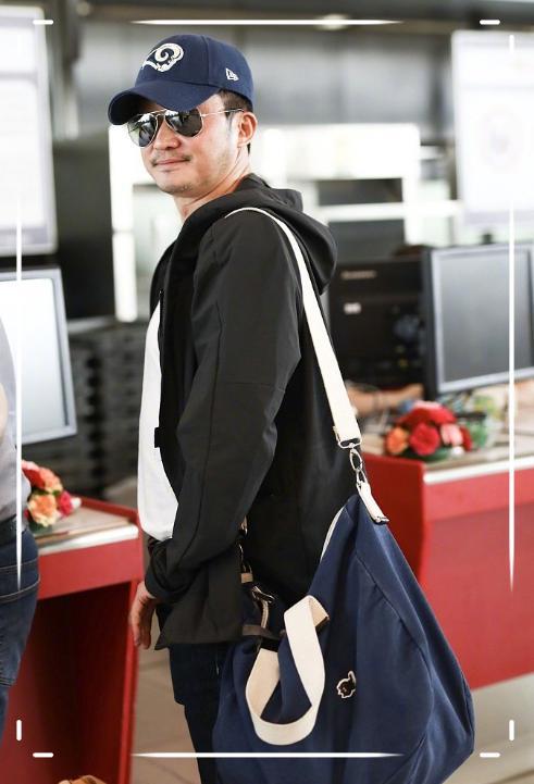 "硬核直男"吴京机场照不走寻常路,休闲装阳刚帅气,老干部作风