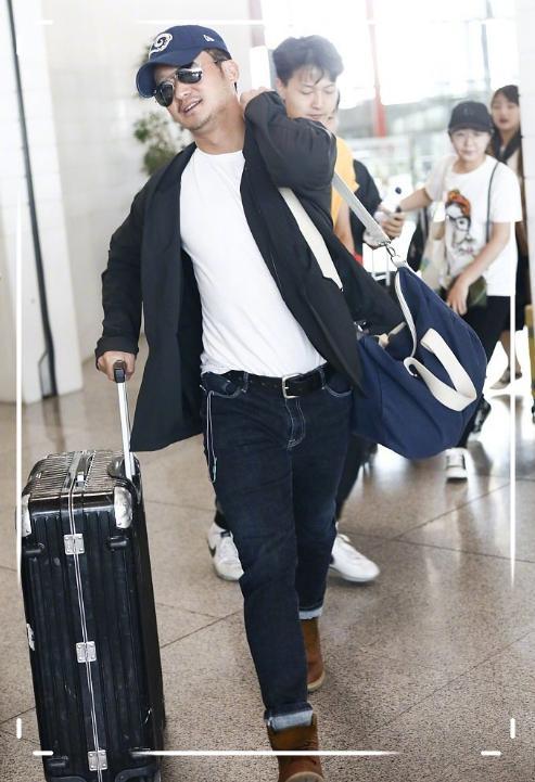 "硬核直男"吴京机场照不走寻常路,休闲装阳刚帅气,老干部作风