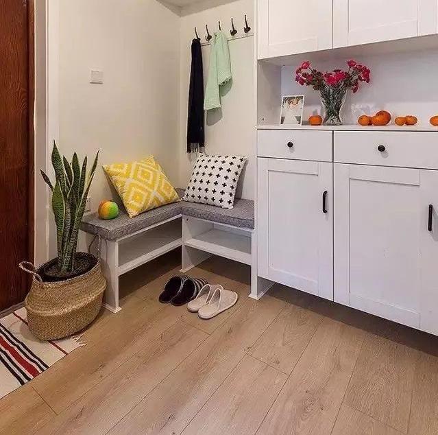 第5种就是两面墙的设计,一面放置鞋的储纳柜,另一面则是我们换鞋的