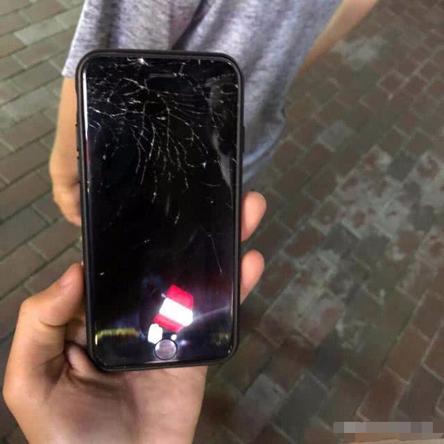 前几天,我一个朋友就是在朋友圈购买了这种手机.