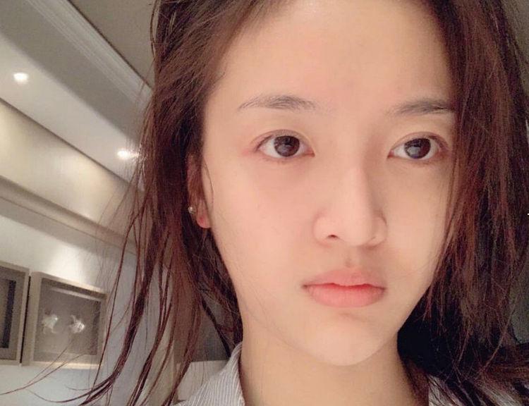 吴宣仪耿直发布素颜照,看到这死亡角度后,粉丝:直女自拍