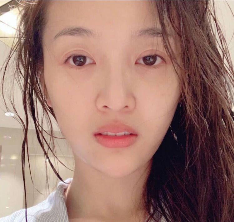 吴宣仪耿直发布素颜照,看到这死亡角度后,粉丝:直女自拍