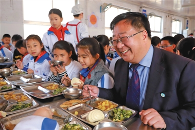　4月1日，青岛西海岸新区第二实验小学餐厅，该校校长曹文平与学生共进午餐。图/视觉中国