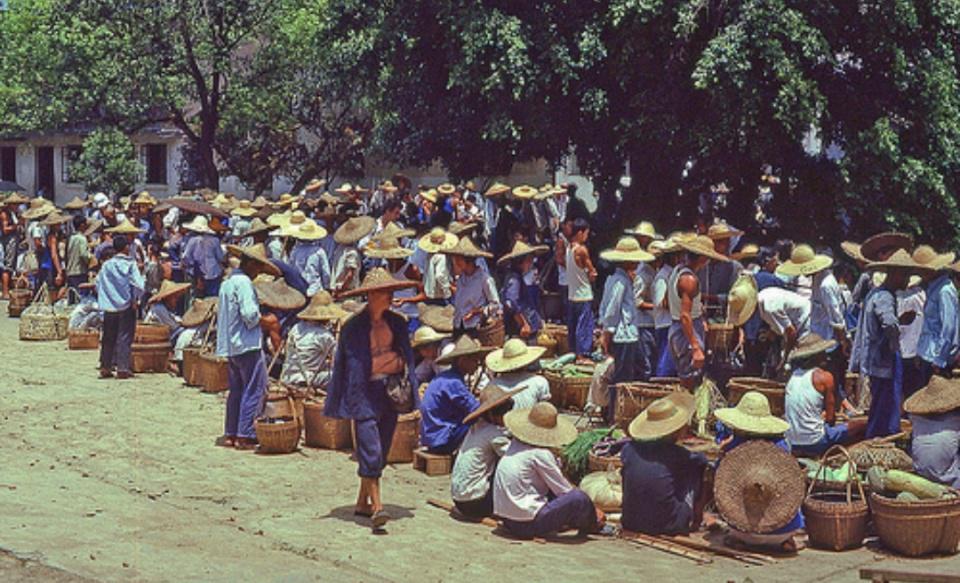 30多年前的桂林水美风情浓渔民戴斗笠逛集市