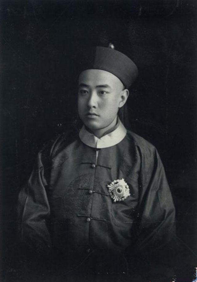 尤其是清朝的,剃光前额上的头发似秃顶,但真不一定,看清朝王爷