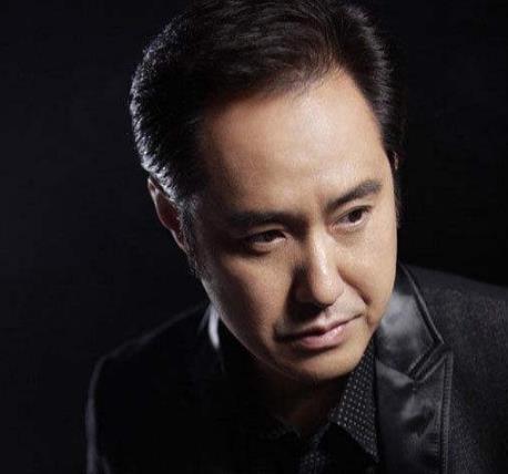 童星出道的他13岁就上春晚,却落魄到摆地摊谋生,42岁才一炮而红