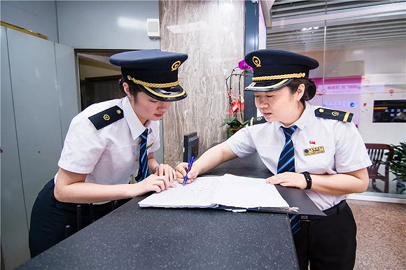 新时代铁路榜样丨王琳娜在候车室奔跑的追梦人