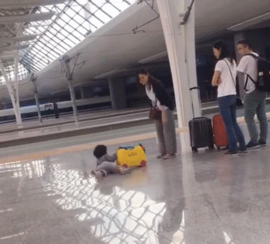 孩子撒泼打滚怎么办?打他!让他难堪!|胡可_新浪新闻