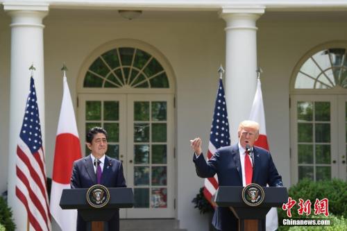  资料图：美国总统特朗普（右）与日本首相安倍晋三。 中新社记者 刁海洋 摄