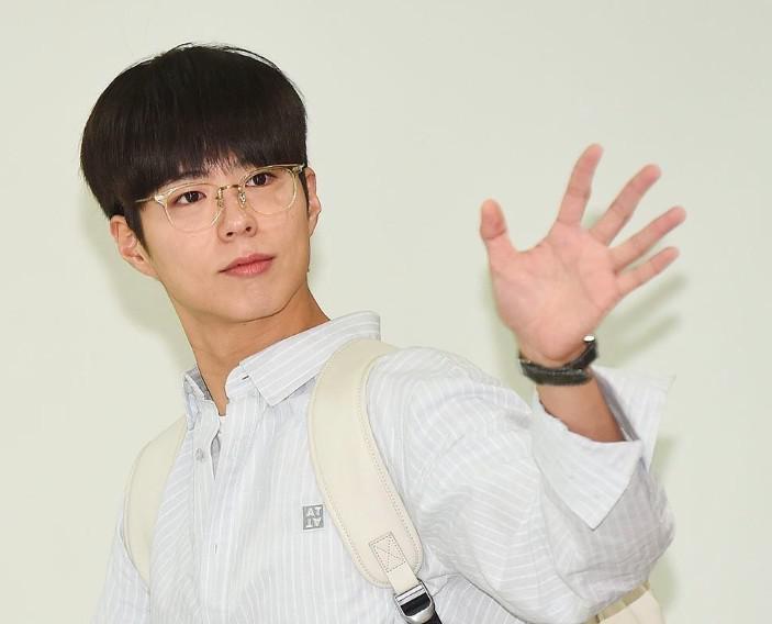 崔泽回来了朴宝剑戴眼镜加上圆圆头的新造型超萌