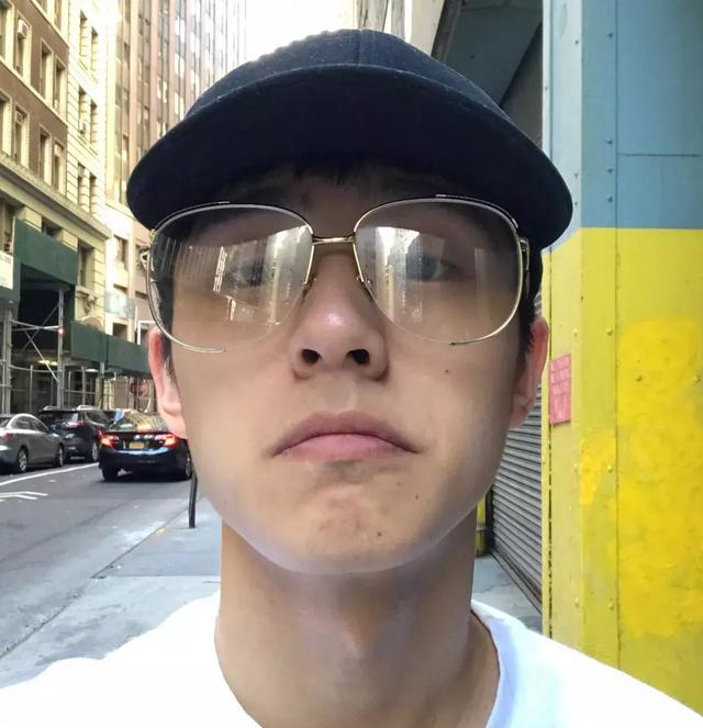 胡歌po图画风清奇!这些男明星的自拍堪比毁容