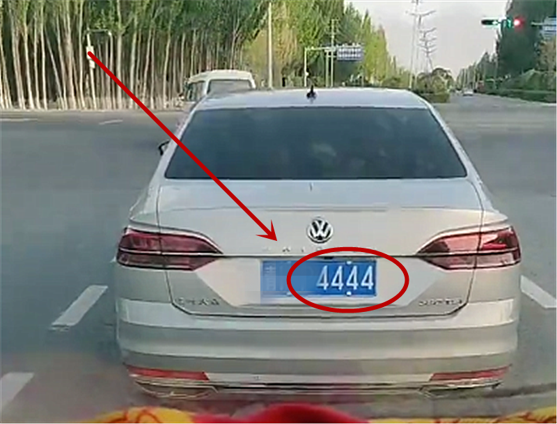 35万大众辉昂现青海一红绿灯处,单单车牌就值50万,牌比车还贵
