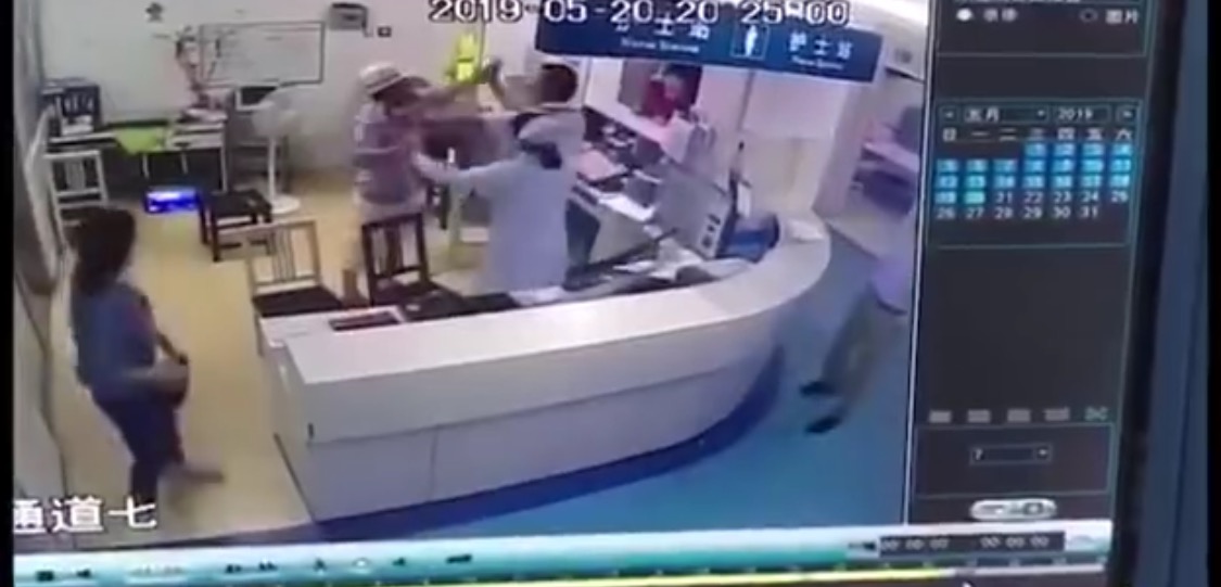  一戴白帽男子冲进医务站殴打医生。监控视频截图