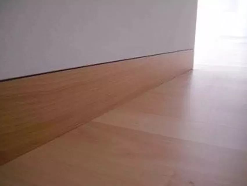 遮挡地板热胀冷缩留下来的缝隙,不得不装踢脚线.