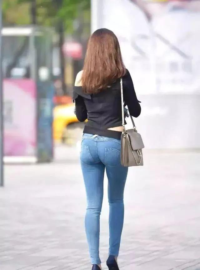 苗条好看的牛仔裤美女,背影真的迷人!