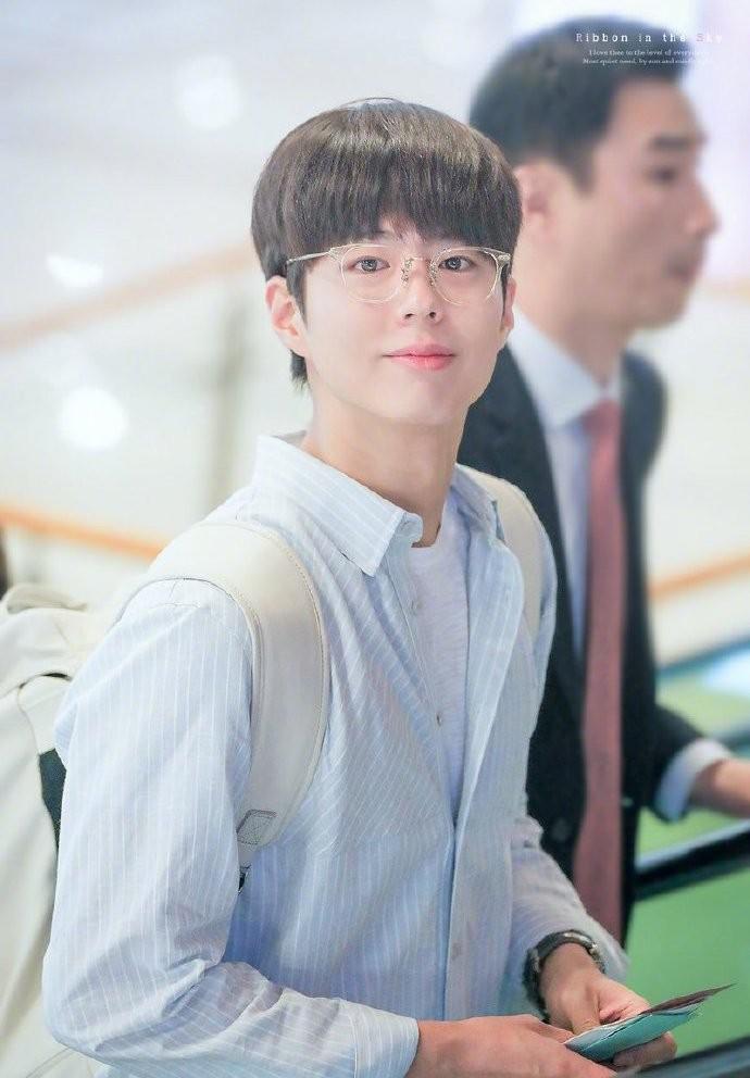 崔泽回来了朴宝剑戴眼镜加上圆圆头的新造型超萌