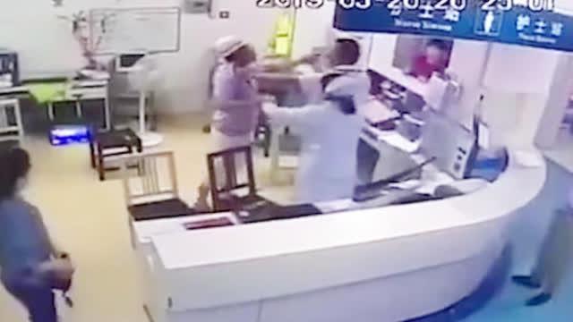 男子打医生后称有精神病 鉴定后被拘留15日