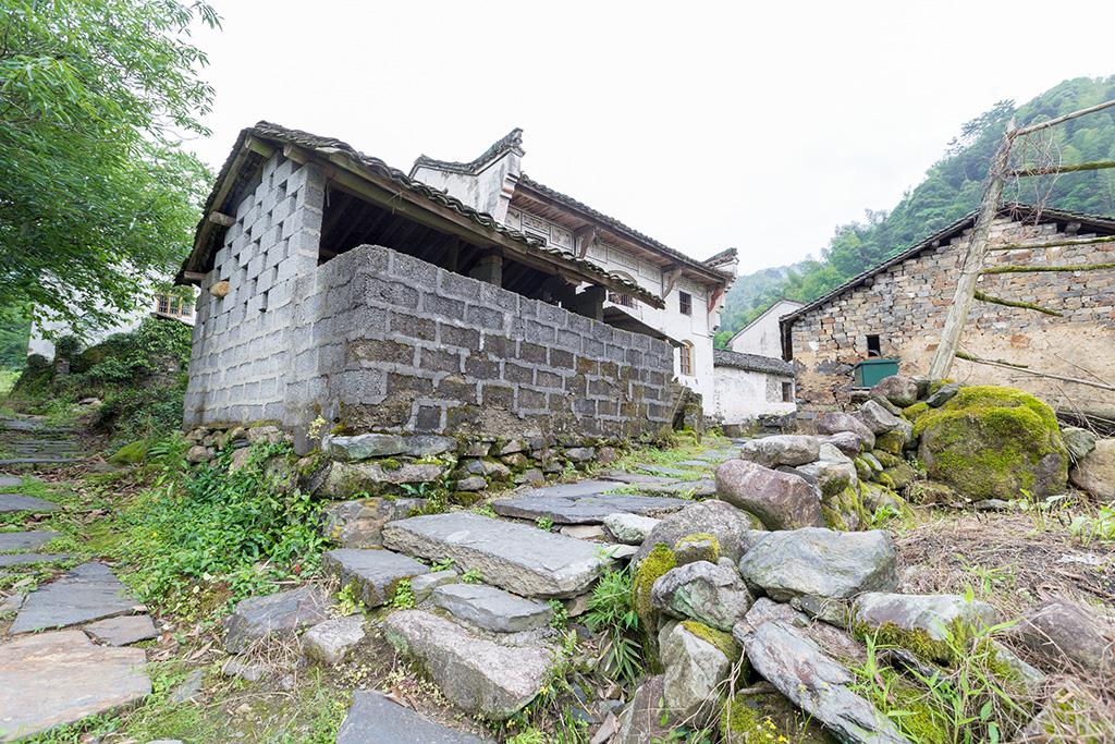 藏在大山深处的古村落,距今600多年,破败不堪,但城里人最喜欢白石岭